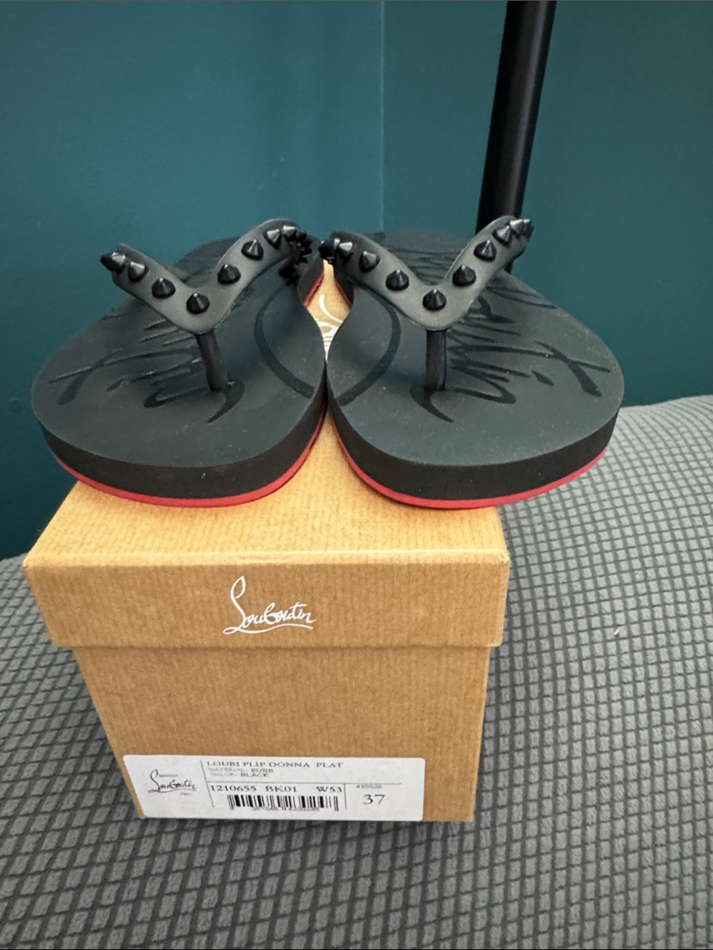 Christian Louboutin- Loubi Flip Donna Flat, black/red. Material- rubber. Size 37 - Picture 11 of 13